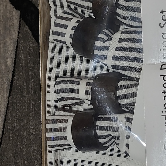 COORDINATED DINING SET BLACK & WHITE 1-RUNNER 4- RINGS 4- PLACEMATS 4- NAPKINS - Picture 2 of 11